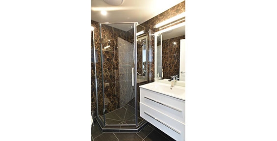 fully tiled bathroom of luxury studio suite